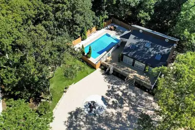 Image de Brand New Hampton Bays Home with Modern Design, Private Pool, Perfect for. . .