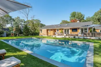 Image de Stunning Recently Renovated East Hampton Home with Pool and Hot Tub, Close. . .