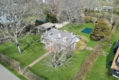 Image de Historic Cottage in the Exclusive Enclave of Southampton's Art Village, . . .