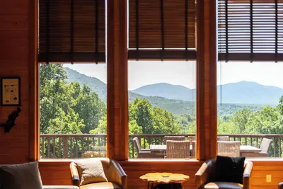 Gorgeous Views. Resort-Style Amenities Await