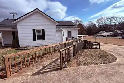 Image de Downtown Convenience near Lake Norman