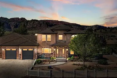 Image de 50 miles from Zions Park/Desert Oasis with hot-tub