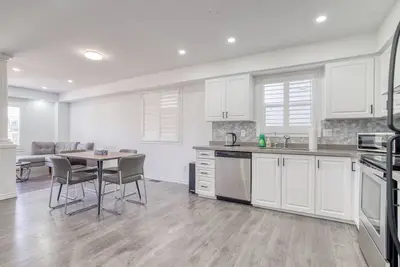 Stylish 4 Beds House with Ravine Backyard