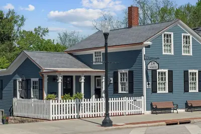Image de Historic Greek Revival Farmhouse c. 1837 /  Heart of Downtown Hudson.