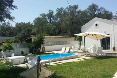 Charming 2-bedroom villa with WiFi, Ac in tranquil near Kavos, Lefkimmi