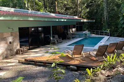 Image de Charming riverfront cabin nestled in the tropical jungle