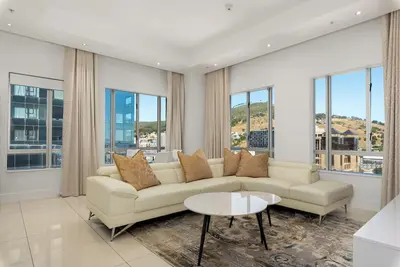 Image de Luxe City Apartment With Mountain Views | Pool