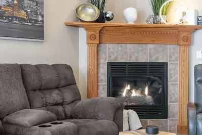 Image de Fireplace! Fully Fenced Yard!