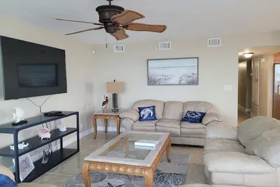 Image de Beautiful Panoramic Corner Unit! ! ! The view. . . wow!