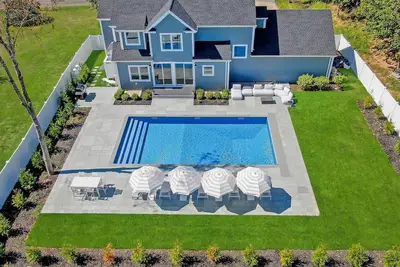 Image de Modern, new 4-bedroom with private beach, heated pool and all the amenities