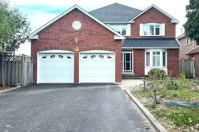Image de Newly 3-bedroom &2 bathroom Basement Apt with parking in welcoming Richmond Hill