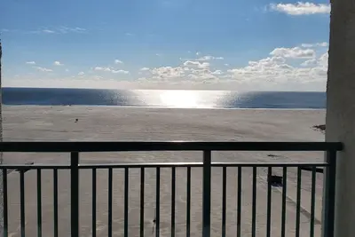 Image de Ocean front condo with million dollar view, steps from Convention center
