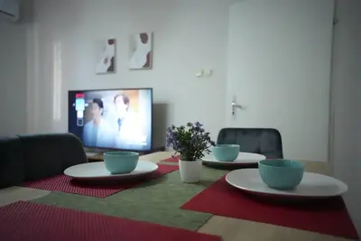 Image de 5 mins walk from Tirana Center. Family sized 2 bedroom apartment.