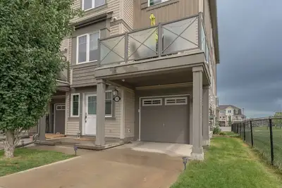 Image de 1. 5 hrs to Banff, Cozy Townhome in Airdrie with Ac