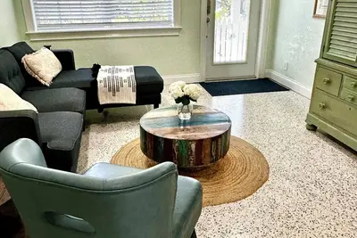 Image de The Flamingo Cottage - charming 2-bedroom bright airy condo in private compound