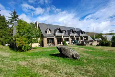 Image de Maison d'hôtes 'La Dix-Neuf' avec vue sur les montagnes, terrasse partagée et jardin privé