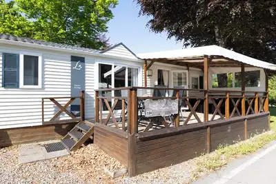 Image de Mobile Home '5 Pers - Camping Samoens' avec vue sur montagne et terrasse privée