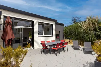 Image de Maison de vacances 'Le Gwern By Madame Est Servie' avec terrasse et jardin privé