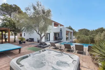 Villa 'Ses Oliveres' avec vue sur les montagnes, piscine privée et Wi-Fi