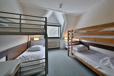 Image de Maison d'hôtes 'La Vingt-et-Un - Chambre 4 Pers' avec vue sur montagne, terrasse et jardin privé