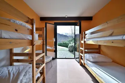 Image de Maison d'hĂ´tes 'La Vingt-Quatre - Chambre 4 Pers' avec vue sur montagne, terrasse et jardin