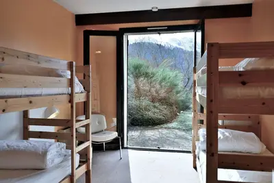 Image de Maison d'hôtes 'La Vingt-Trois - Chambre 4 Pers' avec vue sur la montagne, terrasse et jardin privé