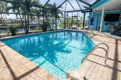 Image de \"Latitude Adjustment\" with Heated Pool and Boat Dock