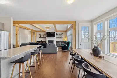 Image de Cottage Retreat near Algonquin Park, Skiing, Hiking and Golfing with Game Room.