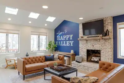 Image de Luxury Home with Game Room & Media Room ~10 mins to Stadium, Campus, Downtown