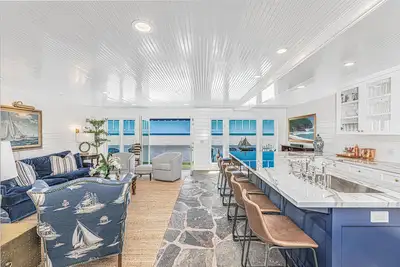 Image de Luxury Oceanfront Condo - Perfect for Large Families - Steps to the Sand!