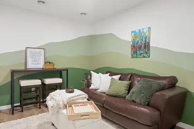 Image de Brand New Stylish Mahogany Suite