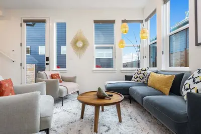 Image de Perch - Modern West Seattle Retreat | 2 Private Suites