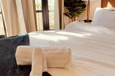 Image de Chic 1-bedroom apartment with WiFi, Ac. Ideal location, comforts of home.