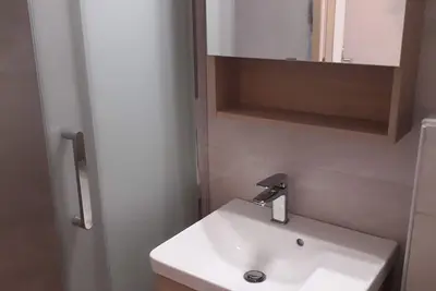 Image de Charmant logement avec terrasse privée, à 800 m de la mer, idéal pour famille.