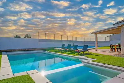 Image de Supreme 5bdr Oasis w/Pool, Pickle Ball, Golf & More!