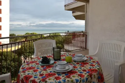Image de Appartement de vacances confortable avec piscine commune et terrasse avec vue sur la mer
