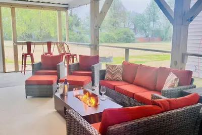 Image de Modern 3-bedroom house in Colonial Beach with access to pool and private hot tub