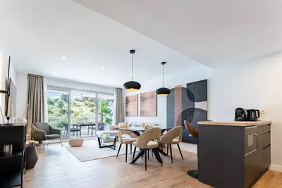 Image de Luxury 2-Bedroom Apartment | Pools, Sauna, Gym & More!