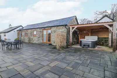 Image de Yr Ysgubor, pet friendly, with hot tub in Conwy