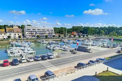 Appartement lumineux avec loggia, proche plage et commerces