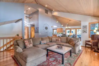 Image de Relaxing 4br Sunriver Retreat, Golf Views, Hot Tub, Sharc Passes, Game Room