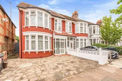 Image de Spacious 10-Guest Home in N13 – Stylish, Comfortable & Great Location