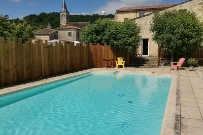Image de Maison spacieuse sur un terrain arboré avec piscine