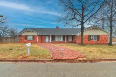 Image de “Sweet Home Oklahoma” House - Large home with 4 bedrooms and fenced yard+garage!