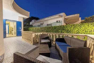 Image de Beautiful villa surrounded by greenery