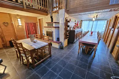 Image de Un grand gîte tout habillé de bois à l'intérieur avec une jolie décoration