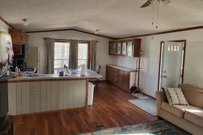 Image de New listing. Sleeps 6. Deck, carport & fire pit. 3 miles to boat ramp. Peaceful!