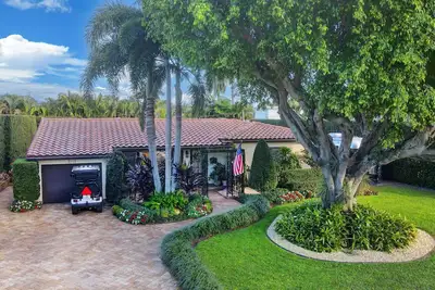 Image de Luxury and Relaxation - Secure your summer escape now in East Delray Beach.