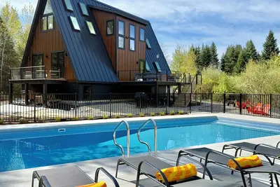 Image de Twin Peaks A-Frame East. Private In-ground Pool. 5 Bed, 2 Bath modern cabin.