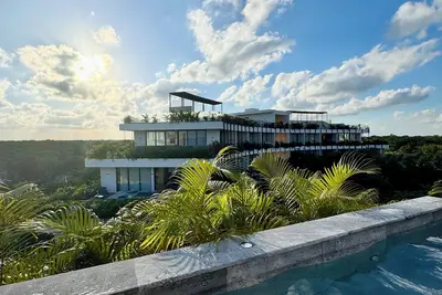 Top Floor Ph, Private Pool, 24/7 Security, 3 King Beds, A/C, Elevators! !